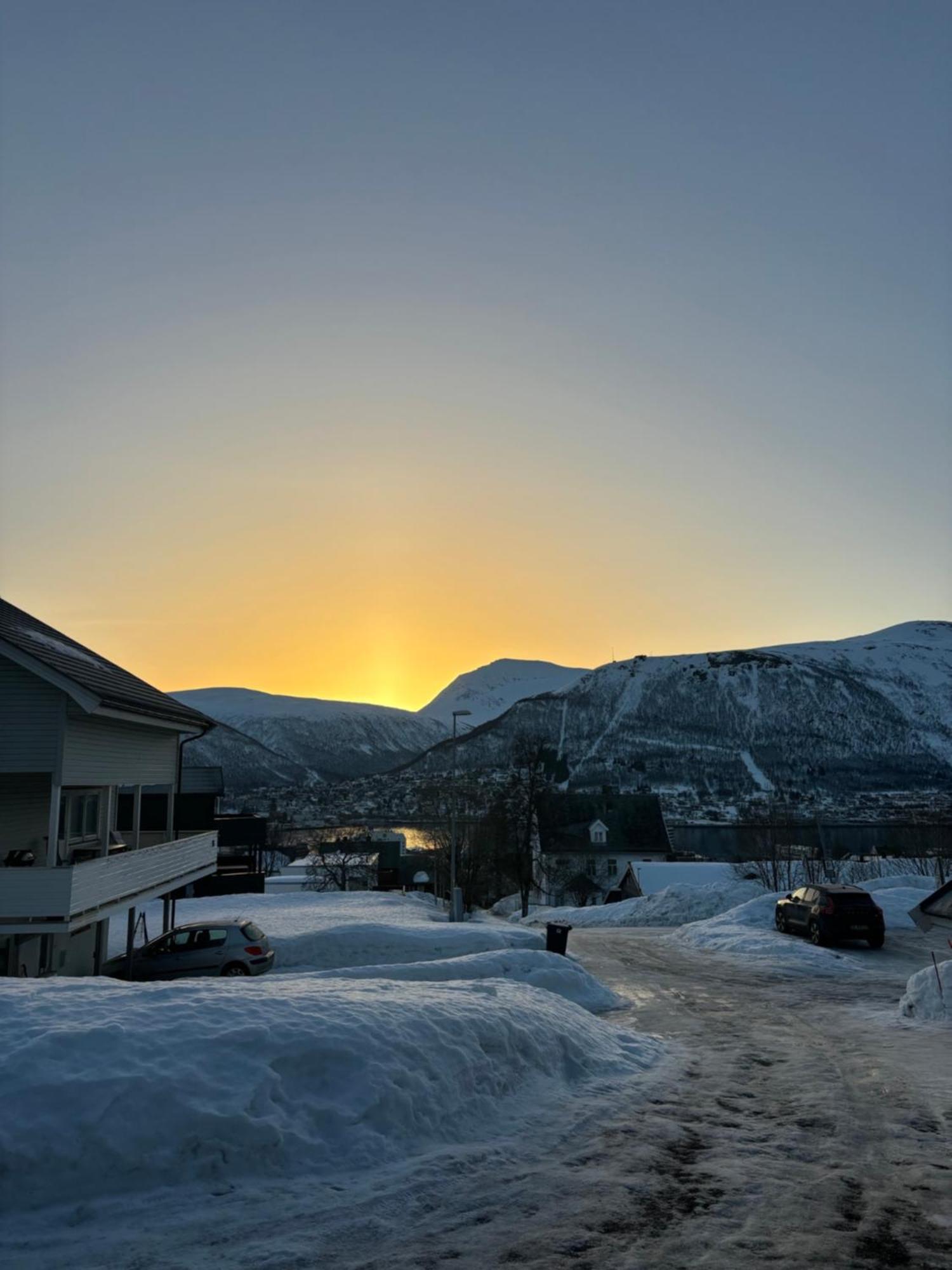 Sentral 4-Roms Leilighet I Trollbakken Tromsø Esterno foto